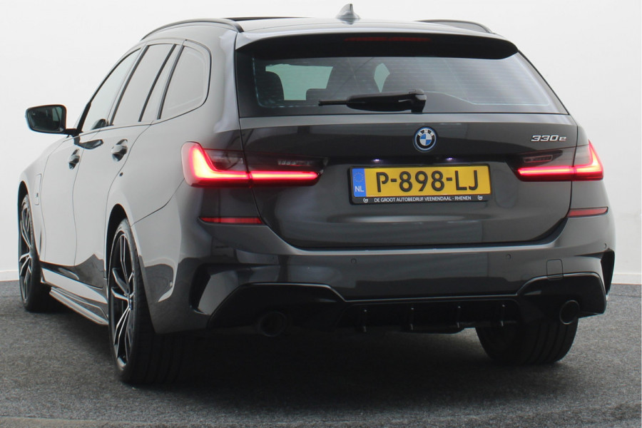 BMW 3 Serie Touring 330e Business Edition Plus M-sport Panoramadak, M-Sportstoelen, Carbon, Camera, Elektr. Trekhaak, 19''