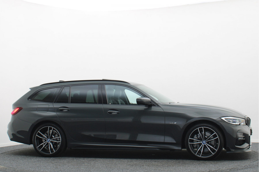 BMW 3 Serie Touring 330e Business Edition Plus M-sport Panoramadak, M-Sportstoelen, Carbon, Camera, Elektr. Trekhaak, 19''
