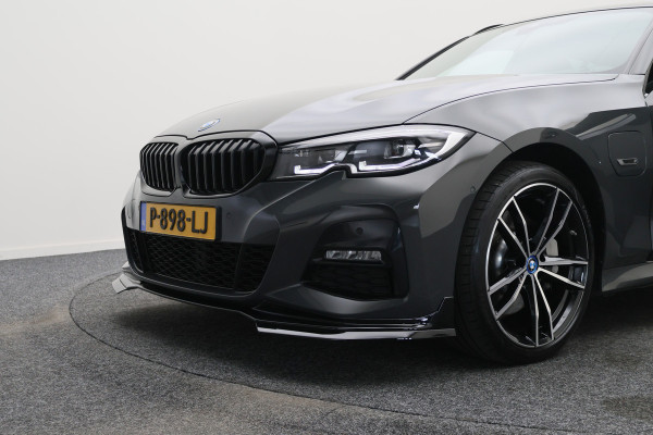 BMW 3 Serie Touring 330e Business Edition Plus M-sport Panoramadak, M-Sportstoelen, Carbon, Camera, Elektr. Trekhaak, 19''