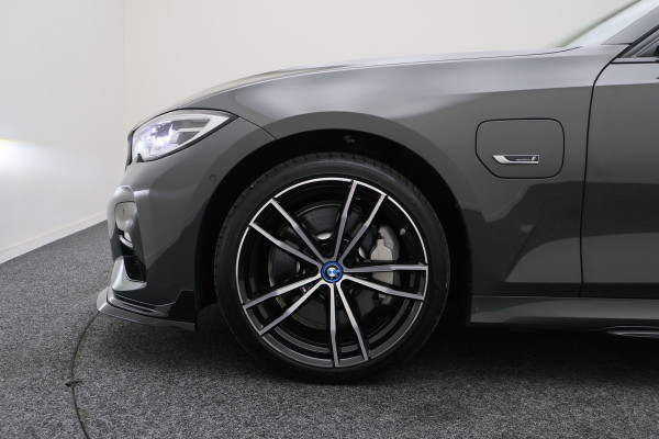BMW 3 Serie Touring 330e Business Edition Plus M-sport Panoramadak, M-Sportstoelen, Carbon, Camera, Elektr. Trekhaak, 19''