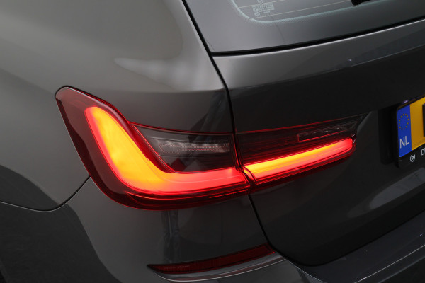 BMW 3 Serie Touring 330e Business Edition Plus M-sport Panoramadak, M-Sportstoelen, Carbon, Camera, Elektr. Trekhaak, 19''