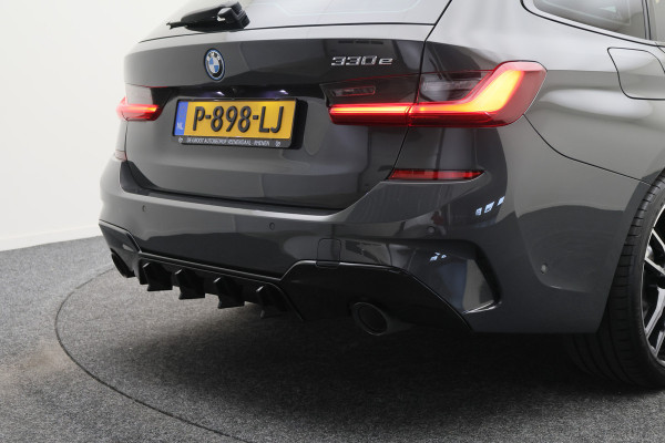 BMW 3 Serie Touring 330e Business Edition Plus M-sport Panoramadak, M-Sportstoelen, Carbon, Camera, Elektr. Trekhaak, 19''
