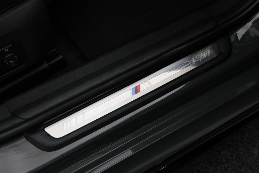 BMW 3 Serie Touring 330e Business Edition Plus M-sport Panoramadak, M-Sportstoelen, Carbon, Camera, Elektr. Trekhaak, 19''