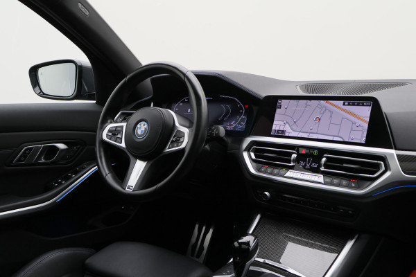 BMW 3 Serie Touring 330e Business Edition Plus M-sport Panoramadak, M-Sportstoelen, Carbon, Camera, Elektr. Trekhaak, 19''