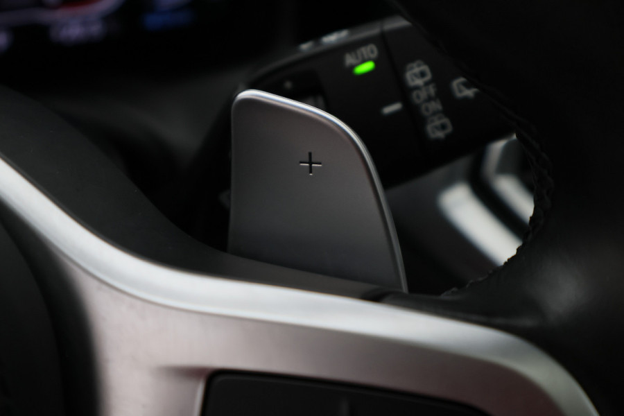 BMW 3 Serie Touring 330e Business Edition Plus M-sport Panoramadak, M-Sportstoelen, Carbon, Camera, Elektr. Trekhaak, 19''