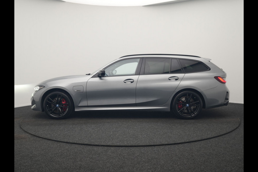 BMW 3 Serie Touring 330e xDrive M Sport PHEV FACELIFT MODEL 293pk Dealer O.H. | Trekhaak Af Fabriek | Adaptive Cruise | Lederen Sportstoelen Verwarmd | Sfeerverlichting | Apple Carplay | 19"L.M & M Sportremmen | Stuur Verwarmd | Hifi Audio | Adaptive LED | DAB | Plug In Hybrid |