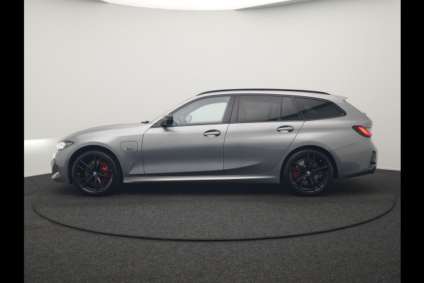 BMW 3 Serie Touring 330e xDrive M Sport PHEV FACELIFT MODEL 293pk Dealer O.H. | Trekhaak Af Fabriek | Adaptive Cruise | Lederen Sportstoelen Verwarmd | Sfeerverlichting | Apple Carplay | 19"L.M & M Sportremmen | Stuur Verwarmd | Hifi Audio | Adaptive LED | DAB | Plug In Hybrid |
