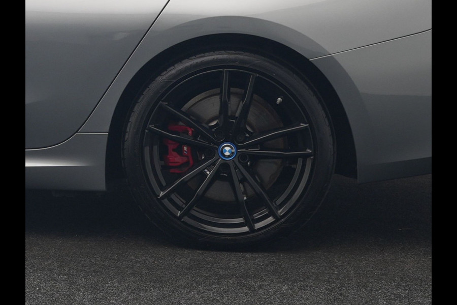 BMW 3 Serie Touring 330e xDrive M Sport PHEV FACELIFT MODEL 293pk Dealer O.H. | Trekhaak Af Fabriek | Adaptive Cruise | Lederen Sportstoelen Verwarmd | Sfeerverlichting | Apple Carplay | 19"L.M & M Sportremmen | Stuur Verwarmd | Hifi Audio | Adaptive LED | DAB | Plug In Hybrid |