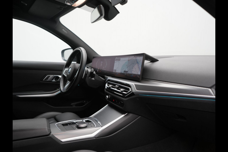 BMW 3 Serie Touring 330e xDrive M Sport PHEV FACELIFT MODEL 293pk Dealer O.H. | Trekhaak Af Fabriek | Adaptive Cruise | Lederen Sportstoelen Verwarmd | Sfeerverlichting | Apple Carplay | 19"L.M & M Sportremmen | Stuur Verwarmd | Hifi Audio | Adaptive LED | DAB | Plug In Hybrid |