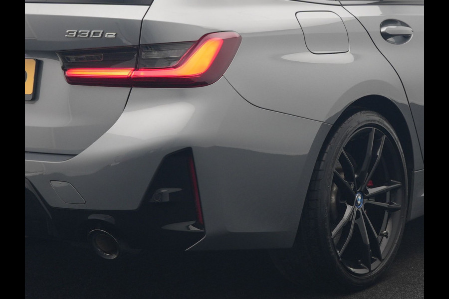 BMW 3 Serie Touring 330e xDrive M Sport PHEV FACELIFT MODEL 293pk Dealer O.H. | Trekhaak Af Fabriek | Adaptive Cruise | Lederen Sportstoelen Verwarmd | Sfeerverlichting | Apple Carplay | 19"L.M & M Sportremmen | Stuur Verwarmd | Hifi Audio | Adaptive LED | DAB | Plug In Hybrid |