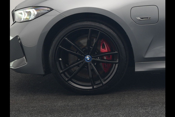 BMW 3 Serie Touring 330e xDrive M Sport PHEV FACELIFT MODEL 293pk Dealer O.H. | Trekhaak Af Fabriek | Adaptive Cruise | Lederen Sportstoelen Verwarmd | Sfeerverlichting | Apple Carplay | 19"L.M & M Sportremmen | Stuur Verwarmd | Hifi Audio | Adaptive LED | DAB | Plug In Hybrid |