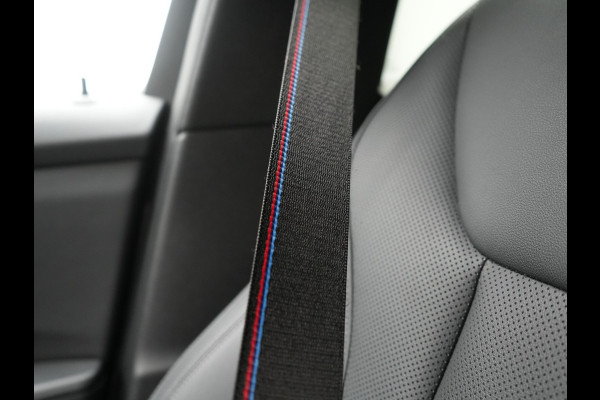 BMW 3 Serie Touring 330e xDrive M Sport PHEV FACELIFT MODEL 293pk Dealer O.H. | Trekhaak Af Fabriek | Adaptive Cruise | Lederen Sportstoelen Verwarmd | Sfeerverlichting | Apple Carplay | 19"L.M & M Sportremmen | Stuur Verwarmd | Hifi Audio | Adaptive LED | DAB | Plug In Hybrid |