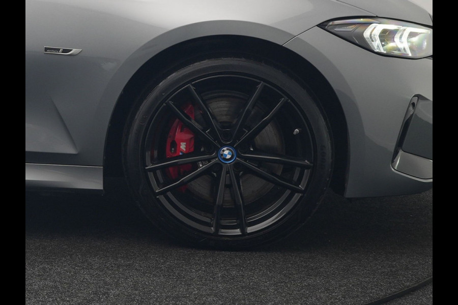 BMW 3 Serie Touring 330e xDrive M Sport PHEV FACELIFT MODEL 293pk Dealer O.H. | Trekhaak Af Fabriek | Adaptive Cruise | Lederen Sportstoelen Verwarmd | Sfeerverlichting | Apple Carplay | 19"L.M & M Sportremmen | Stuur Verwarmd | Hifi Audio | Adaptive LED | DAB | Plug In Hybrid |