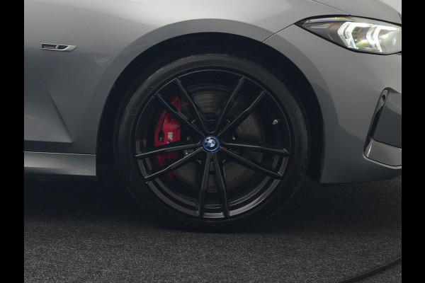 BMW 3 Serie Touring 330e xDrive M Sport PHEV FACELIFT MODEL 293pk Dealer O.H. | Trekhaak Af Fabriek | Adaptive Cruise | Lederen Sportstoelen Verwarmd | Sfeerverlichting | Apple Carplay | 19"L.M & M Sportremmen | Stuur Verwarmd | Hifi Audio | Adaptive LED | DAB | Plug In Hybrid |