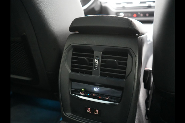 BMW 3 Serie Touring 330e xDrive M Sport PHEV FACELIFT MODEL 293pk Dealer O.H. | Trekhaak Af Fabriek | Adaptive Cruise | Lederen Sportstoelen Verwarmd | Sfeerverlichting | Apple Carplay | 19"L.M & M Sportremmen | Stuur Verwarmd | Hifi Audio | Adaptive LED | DAB | Plug In Hybrid |