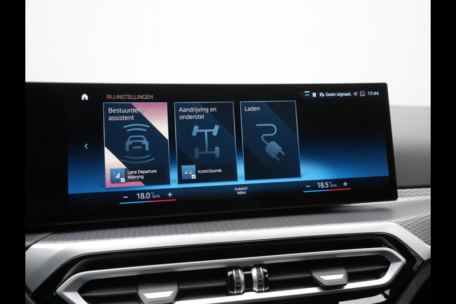 BMW 3 Serie Touring 330e xDrive M Sport PHEV FACELIFT MODEL 293pk Dealer O.H. | Trekhaak Af Fabriek | Adaptive Cruise | Lederen Sportstoelen Verwarmd | Sfeerverlichting | Apple Carplay | 19"L.M & M Sportremmen | Stuur Verwarmd | Hifi Audio | Adaptive LED | DAB | Plug In Hybrid |