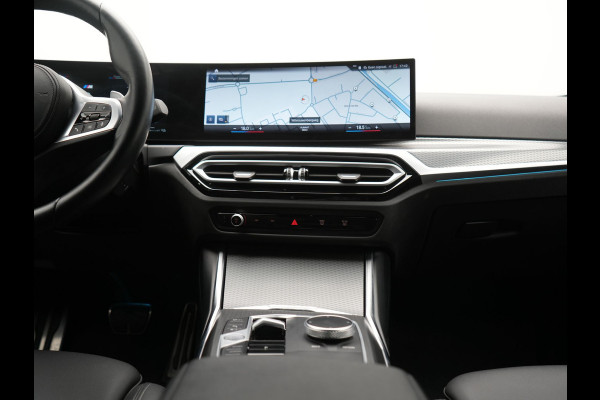 BMW 3 Serie Touring 330e xDrive M Sport PHEV FACELIFT MODEL 293pk Dealer O.H. | Trekhaak Af Fabriek | Adaptive Cruise | Lederen Sportstoelen Verwarmd | Sfeerverlichting | Apple Carplay | 19"L.M & M Sportremmen | Stuur Verwarmd | Hifi Audio | Adaptive LED | DAB | Plug In Hybrid |
