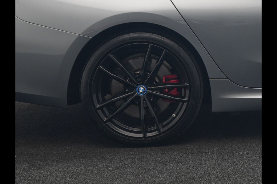 BMW 3 Serie Touring 330e xDrive M Sport PHEV FACELIFT MODEL 293pk Dealer O.H. | Trekhaak Af Fabriek | Adaptive Cruise | Lederen Sportstoelen Verwarmd | Sfeerverlichting | Apple Carplay | 19"L.M & M Sportremmen | Stuur Verwarmd | Hifi Audio | Adaptive LED | DAB | Plug In Hybrid |