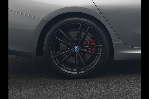 BMW 3 Serie Touring 330e xDrive M Sport PHEV FACELIFT MODEL 293pk Dealer O.H. | Trekhaak Af Fabriek | Adaptive Cruise | Lederen Sportstoelen Verwarmd | Sfeerverlichting | Apple Carplay | 19"L.M & M Sportremmen | Stuur Verwarmd | Hifi Audio | Adaptive LED | DAB | Plug In Hybrid |