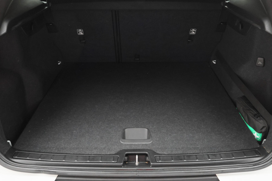 Volvo XC40 1.5 T2 Momentum Core Automaat Camera, Apple Carplay, Rijstrooksensor, LED, Climate, PDC