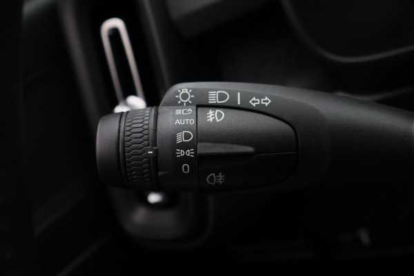 Volvo XC40 1.5 T2 Momentum Core Automaat Camera, Apple Carplay, Rijstrooksensor, LED, Climate, PDC