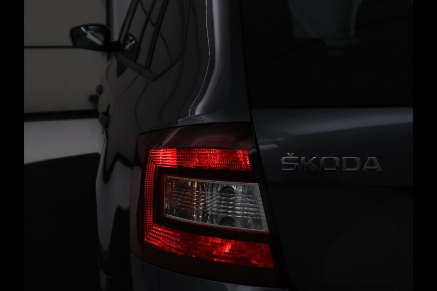 Škoda Rapid Spaceback 1.0 TSI Greentech Drive | Stoelverwarming | Carplay | Trekhaak | Climate control | Parkeerhulp | Navigatie | Cruise control | Bluetooth | Lichtmetalen velgen