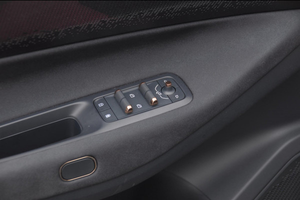 Lynk & Co 08 350PK Automaat More / Stoelventilatie / Massage / Adaptieve cruise control / Panoramadak / Stoelverwarming / Harman Kardon audio / Apple carplay / Parkeersensoren met 360 camera / Elektrische stoelen / BLIS
