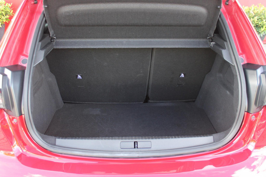 Peugeot 208 1.2 Hybrid 145PK AUTOMAAT GT | NAVIGATIE | DRAADLOZE APPLE CARPLAY/ANDROID AUTO | CAMERA VOOR + ACHTER | FULL LED KOPLAMPEN | LICHTMETALEN VELGEN 17" | DODEHOEK DETECTIE | DRAADLOZE TELEFOONLADER | KEYLESS ENTRY/START | DAB+ RADIO | ADAPTIVE CRUISE CONTROL | CLIMATE CONTROL |