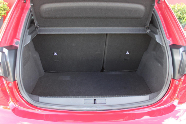 Peugeot 208 1.2 Hybrid 145PK AUTOMAAT GT | NAVIGATIE | DRAADLOZE APPLE CARPLAY/ANDROID AUTO | CAMERA VOOR + ACHTER | FULL LED KOPLAMPEN | LICHTMETALEN VELGEN 17" | DODEHOEK DETECTIE | DRAADLOZE TELEFOONLADER | KEYLESS ENTRY/START | DAB+ RADIO | ADAPTIVE CRUISE CONTROL | CLIMATE CONTROL |