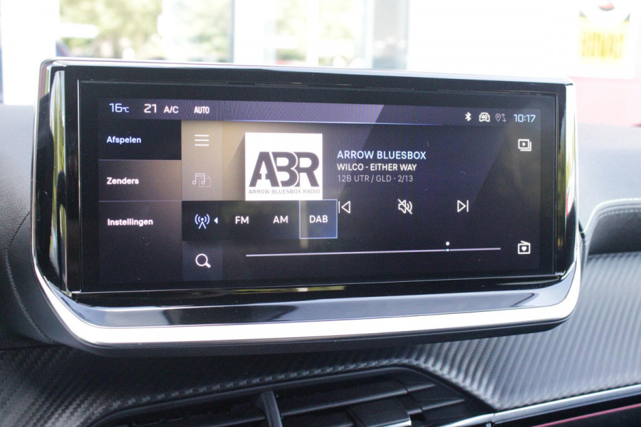 Peugeot 208 1.2 Hybrid 145PK AUTOMAAT GT | NAVIGATIE | DRAADLOZE APPLE CARPLAY/ANDROID AUTO | CAMERA VOOR + ACHTER | FULL LED KOPLAMPEN | LICHTMETALEN VELGEN 17" | DODEHOEK DETECTIE | DRAADLOZE TELEFOONLADER | KEYLESS ENTRY/START | DAB+ RADIO | ADAPTIVE CRUISE CONTROL | CLIMATE CONTROL |