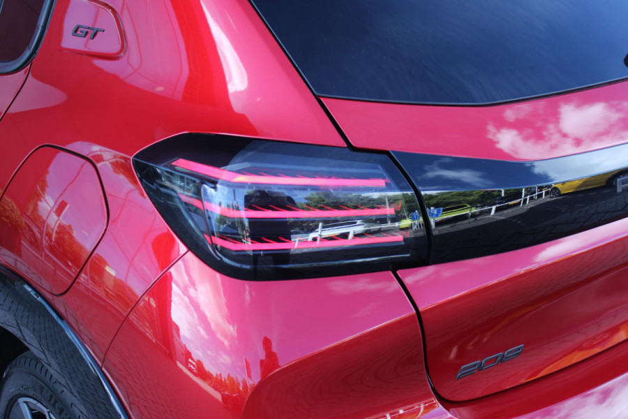 Peugeot 208 1.2 Hybrid 145PK AUTOMAAT GT | NAVIGATIE | DRAADLOZE APPLE CARPLAY/ANDROID AUTO | CAMERA VOOR + ACHTER | FULL LED KOPLAMPEN | LICHTMETALEN VELGEN 17" | DODEHOEK DETECTIE | DRAADLOZE TELEFOONLADER | KEYLESS ENTRY/START | DAB+ RADIO | ADAPTIVE CRUISE CONTROL | CLIMATE CONTROL |
