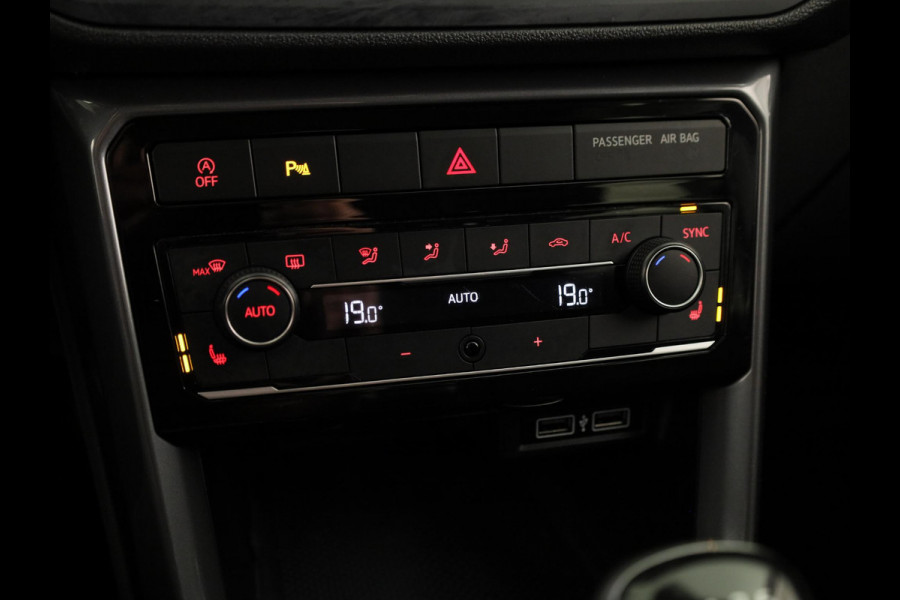 Volkswagen T-Cross 1.0 TSI Style 115 PK | Trekhaak | Digitaal dashboard | Stoelverwarming | Navigatie via app