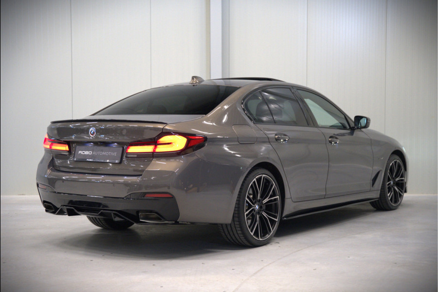 BMW 5 Serie 520e Business Edition Plus M Sport | M Performance | Alvitgrau | Panoramadak | Laser | Stoelverwarming | Stuurverwarming | Camera | Adaptive Cruise Control | Apple Carplay | Navigatie | Elektrische Stoelen | SOH 89%