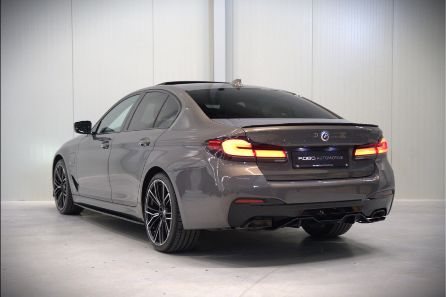 BMW 5 Serie 520e Business Edition Plus M Sport | M Performance | Alvitgrau | Panoramadak | Laser | Stoelverwarming | Stuurverwarming | Camera | Adaptive Cruise Control | Apple Carplay | Navigatie | Elektrische Stoelen | SOH 89%