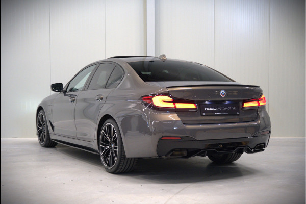BMW 5 Serie 520e Business Edition Plus M Sport | M Performance | Alvitgrau | Panoramadak | Laser | Stoelverwarming | Stuurverwarming | Camera | Adaptive Cruise Control | Apple Carplay | Navigatie | Elektrische Stoelen | SOH 89%
