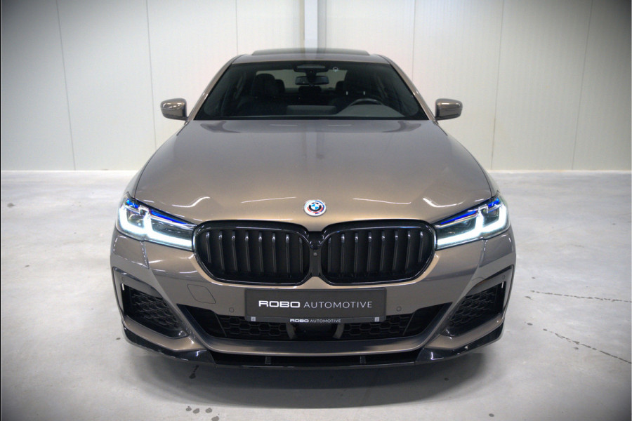 BMW 5 Serie 520e Business Edition Plus M Sport | M Performance | Alvitgrau | Panoramadak | Laser | Stoelverwarming | Stuurverwarming | Camera | Adaptive Cruise Control | Apple Carplay | Navigatie | Elektrische Stoelen | SOH 89%