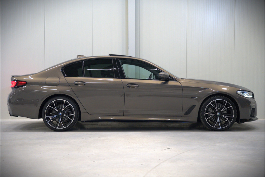 BMW 5 Serie 520e Business Edition Plus M Sport | M Performance | Alvitgrau | Panoramadak | Laser | Stoelverwarming | Stuurverwarming | Camera | Adaptive Cruise Control | Apple Carplay | Navigatie | Elektrische Stoelen | SOH 89%