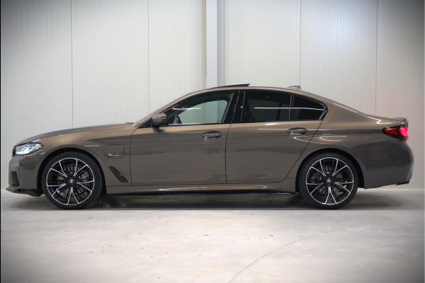 BMW 5 Serie 520e Business Edition Plus M Sport | M Performance | Alvitgrau | Panoramadak | Laser | Stoelverwarming | Stuurverwarming | Camera | Adaptive Cruise Control | Apple Carplay | Navigatie | Elektrische Stoelen | SOH 89%