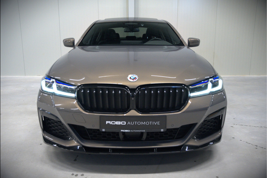 BMW 5 Serie 520e Business Edition Plus M Sport | M Performance | Alvitgrau | Panoramadak | Laser | Stoelverwarming | Stuurverwarming | Camera | Adaptive Cruise Control | Apple Carplay | Navigatie | Elektrische Stoelen | SOH 89%