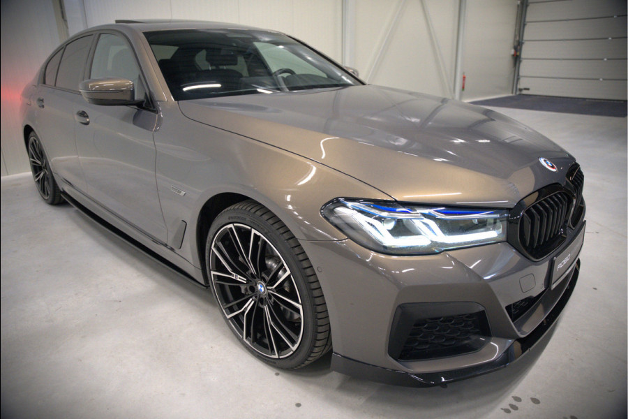 BMW 5 Serie 520e Business Edition Plus M Sport | M Performance | Alvitgrau | Panoramadak | Laser | Stoelverwarming | Stuurverwarming | Camera | Adaptive Cruise Control | Apple Carplay | Navigatie | Elektrische Stoelen | SOH 89%
