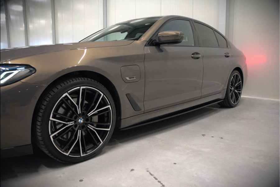 BMW 5 Serie 520e Business Edition Plus M Sport | M Performance | Alvitgrau | Panoramadak | Laser | Stoelverwarming | Stuurverwarming | Camera | Adaptive Cruise Control | Apple Carplay | Navigatie | Elektrische Stoelen | SOH 89%