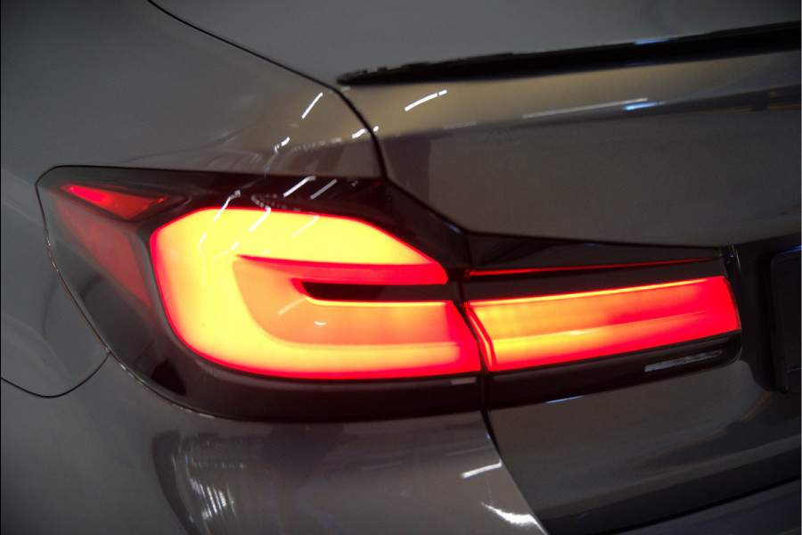 BMW 5 Serie 520e Business Edition Plus M Sport | M Performance | Alvitgrau | Panoramadak | Laser | Stoelverwarming | Stuurverwarming | Camera | Adaptive Cruise Control | Apple Carplay | Navigatie | Elektrische Stoelen | SOH 89%