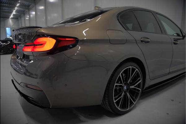 BMW 5 Serie 520e Business Edition Plus M Sport | M Performance | Alvitgrau | Panoramadak | Laser | Stoelverwarming | Stuurverwarming | Camera | Adaptive Cruise Control | Apple Carplay | Navigatie | Elektrische Stoelen | SOH 89%