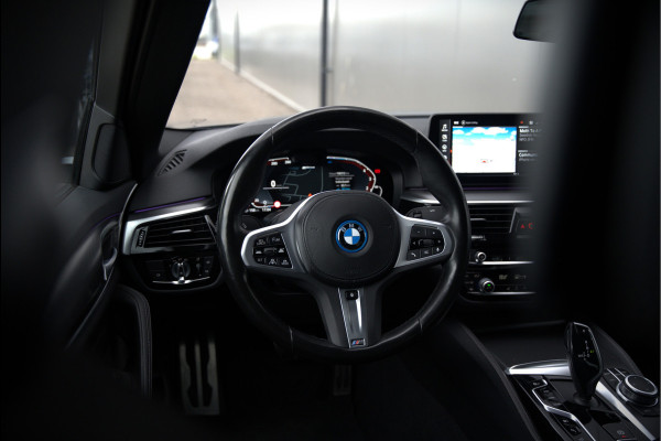 BMW 5 Serie 520e Business Edition Plus M Sport | M Performance | Alvitgrau | Panoramadak | Laser | Stoelverwarming | Stuurverwarming | Camera | Adaptive Cruise Control | Apple Carplay | Navigatie | Elektrische Stoelen | SOH 89%