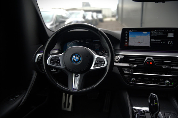 BMW 5 Serie 520e Business Edition Plus M Sport | M Performance | Alvitgrau | Panoramadak | Laser | Stoelverwarming | Stuurverwarming | Camera | Adaptive Cruise Control | Apple Carplay | Navigatie | Elektrische Stoelen | SOH 89%