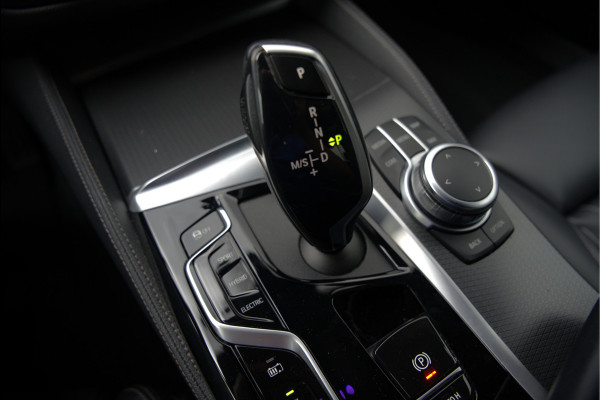 BMW 5 Serie 520e Business Edition Plus M Sport | M Performance | Alvitgrau | Panoramadak | Laser | Stoelverwarming | Stuurverwarming | Camera | Adaptive Cruise Control | Apple Carplay | Navigatie | Elektrische Stoelen | SOH 89%