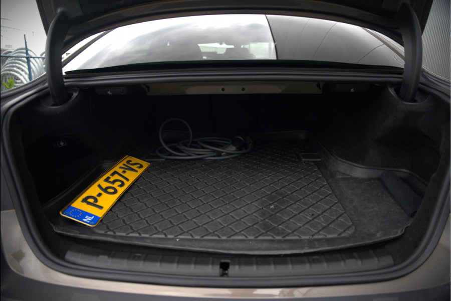 BMW 5 Serie 520e Business Edition Plus M Sport | M Performance | Alvitgrau | Panoramadak | Laser | Stoelverwarming | Stuurverwarming | Camera | Adaptive Cruise Control | Apple Carplay | Navigatie | Elektrische Stoelen | SOH 89%