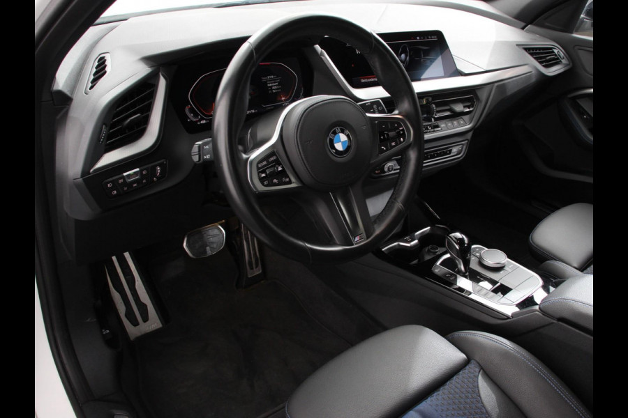 BMW 1-serie 118i M-Sport Automaat Digitale Cockpit  Climate control  Stoel verwarming  LED  Sfeer verlichting  Lichtmetalen velgen  Navigatie  Apple carplay/ Android auto  Parkeersensoren