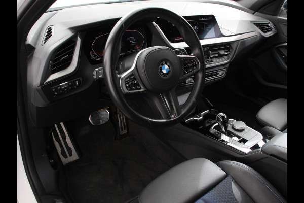 BMW 1-serie 118i M-Sport Automaat Digitale Cockpit  Climate control  Stoel verwarming  LED  Sfeer verlichting  Lichtmetalen velgen  Navigatie  Apple carplay/ Android auto  Parkeersensoren