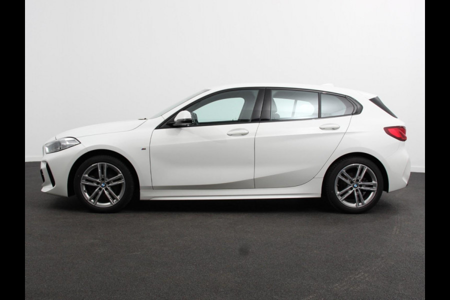 BMW 1-serie 118i M-Sport Automaat Digitale Cockpit  Climate control  Stoel verwarming  LED  Sfeer verlichting  Lichtmetalen velgen  Navigatie  Apple carplay/ Android auto  Parkeersensoren